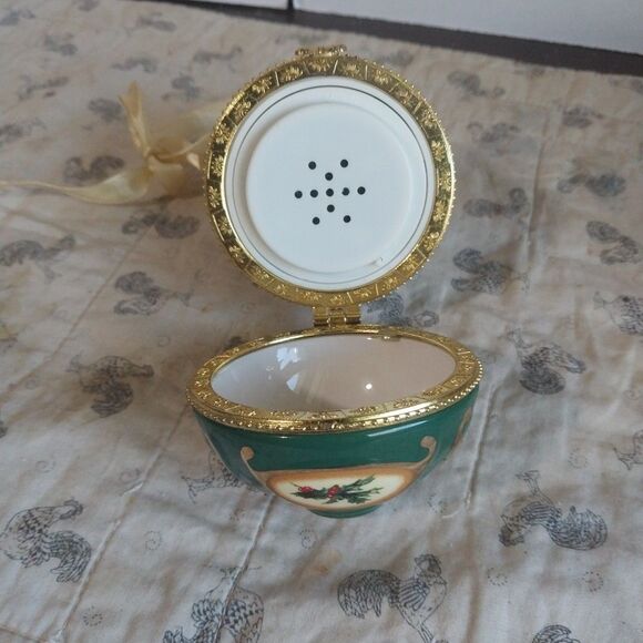 Mr Christmas Porcelain Musical Christmas Egg 2006 Pre-owned Works Needs Battery - Picture 4 of 5